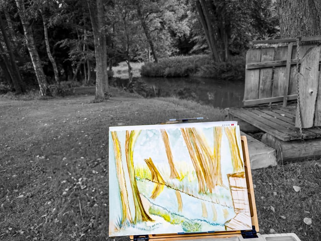 Farbies Aquarell vor einer schwarzweißen Flusslandschaft